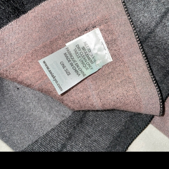 SOIA & Kyo Pink & Gray Geo Scarf - NWOT - Picture 5 of 5